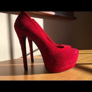 Red glitter platform pumps